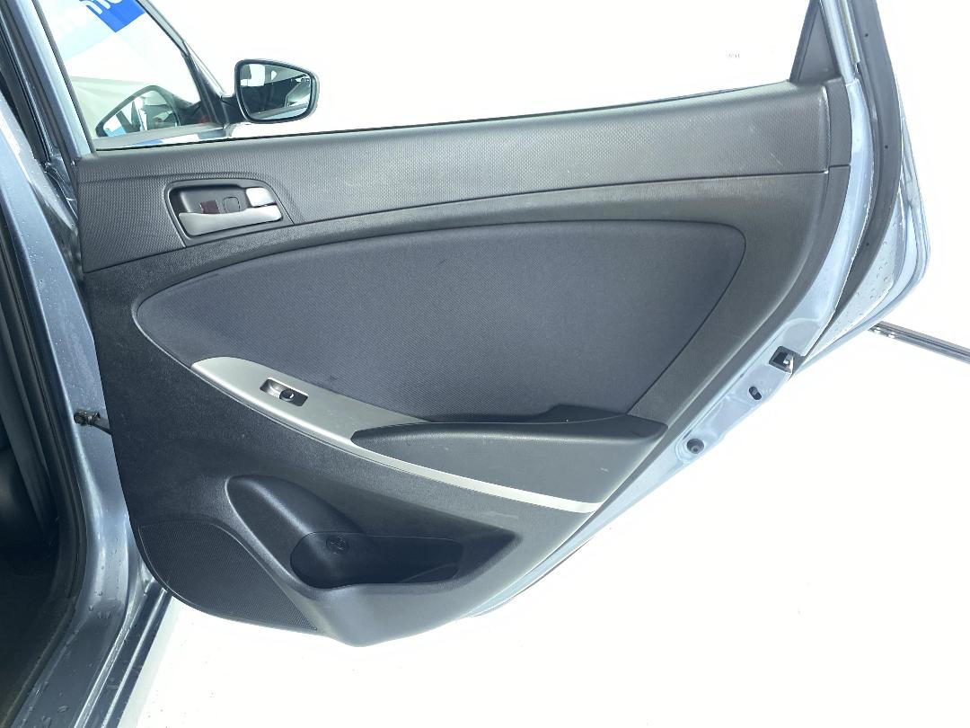 Photo '19' of Hyundai Accent Photo '19' of Hyundai Accent