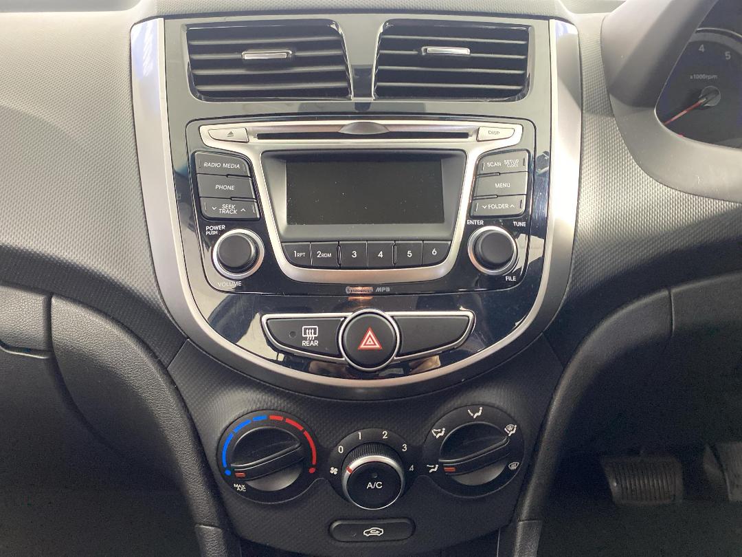 Photo '18' of Hyundai Accent Photo '18' of Hyundai Accent