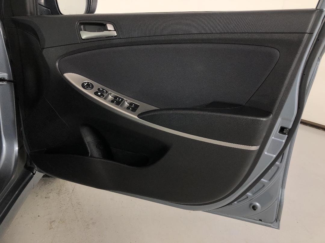 Photo '15' of Hyundai Accent Photo '15' of Hyundai Accent