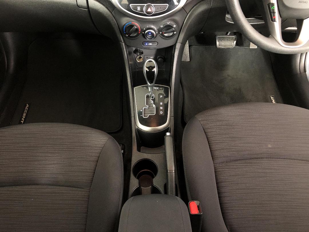 Photo '18' of Hyundai Accent Photo '18' of Hyundai Accent