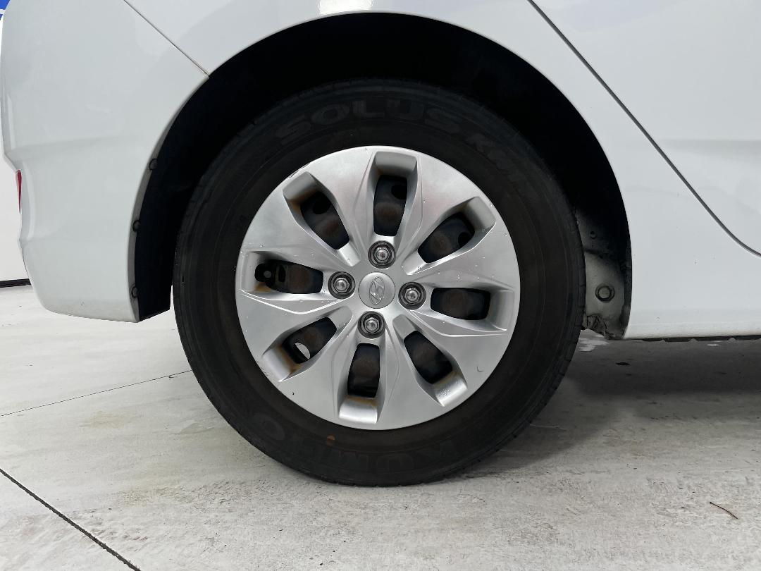 Photo '12' of Hyundai Accent