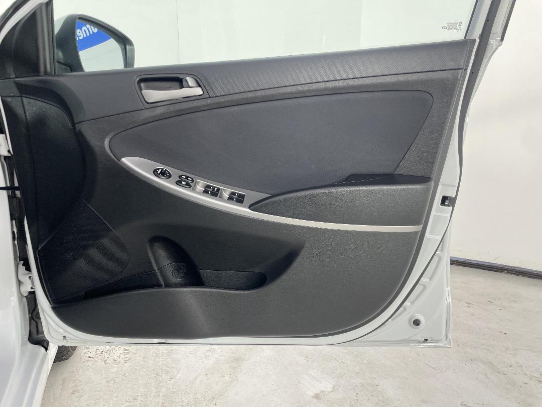 Photo '15' of Hyundai Accent