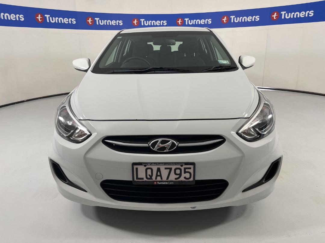 Photo '2' of Hyundai Accent Photo '2' of Hyundai Accent