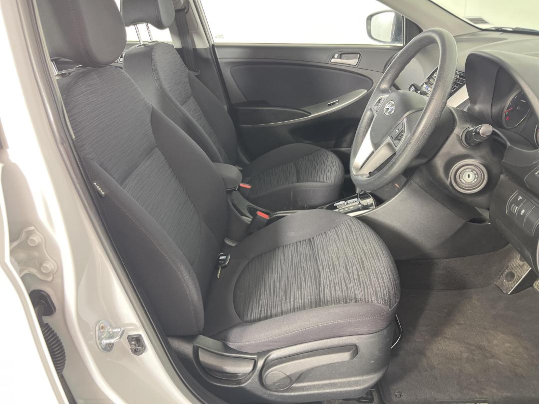 Photo '16' of Hyundai Accent Photo '16' of Hyundai Accent