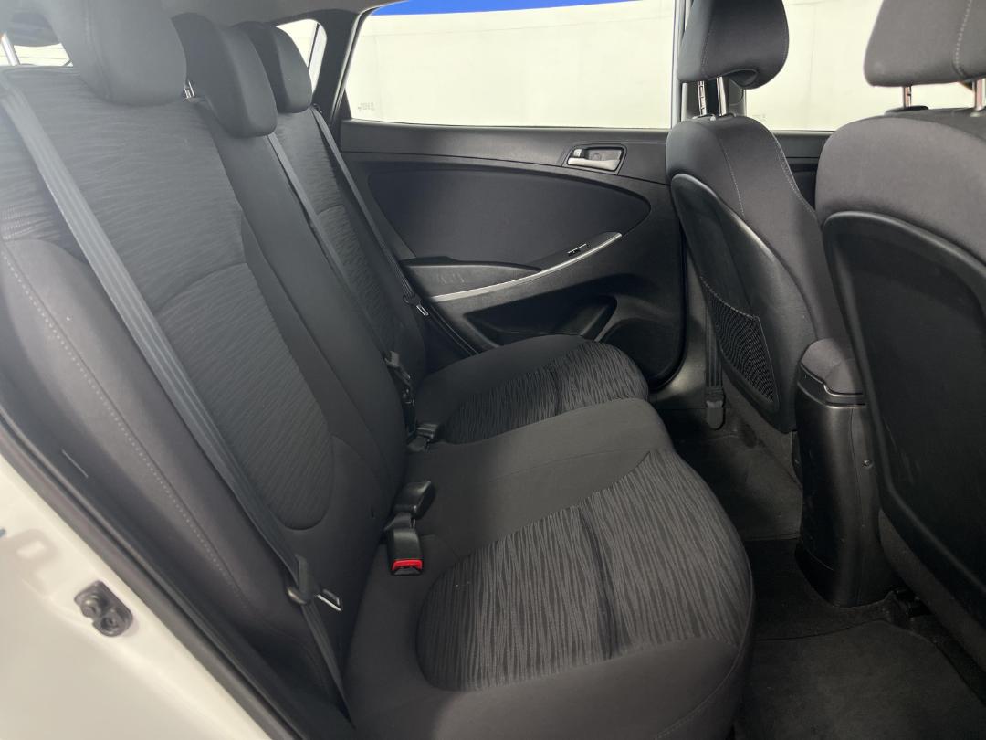 Photo '20' of Hyundai Accent Photo '20' of Hyundai Accent