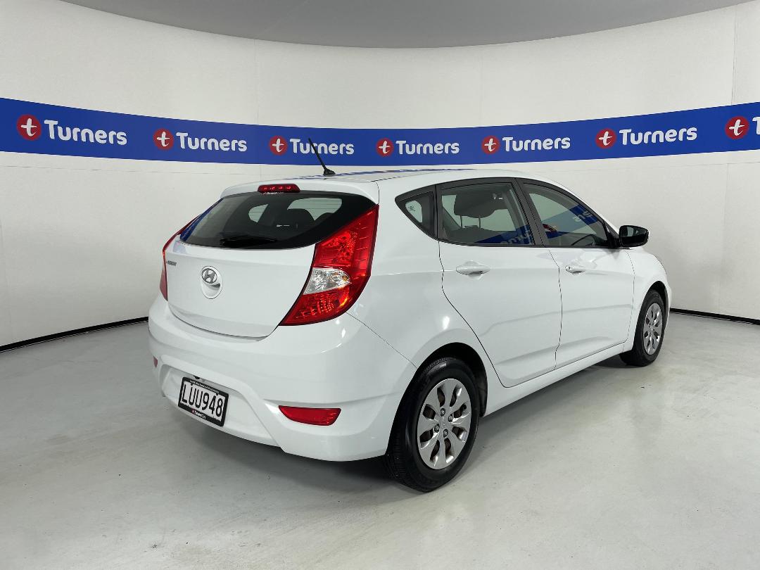 Photo '7' of Hyundai Accent Photo '7' of Hyundai Accent