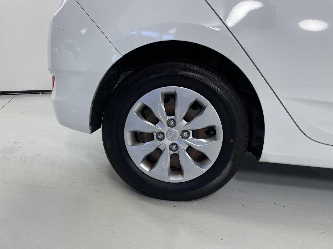 Photo '12' of Hyundai Accent Photo '12' of Hyundai Accent