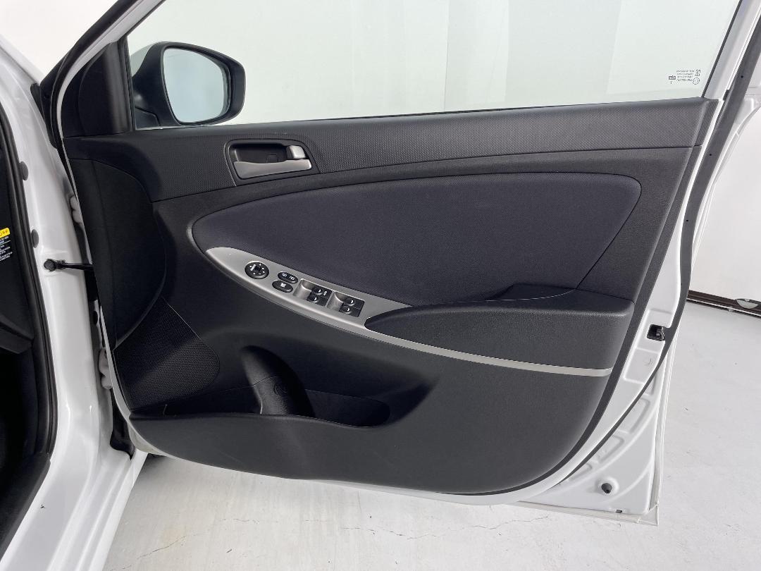 Photo '15' of Hyundai Accent Photo '15' of Hyundai Accent