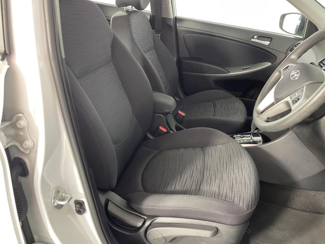 Photo '16' of Hyundai Accent Photo '16' of Hyundai Accent