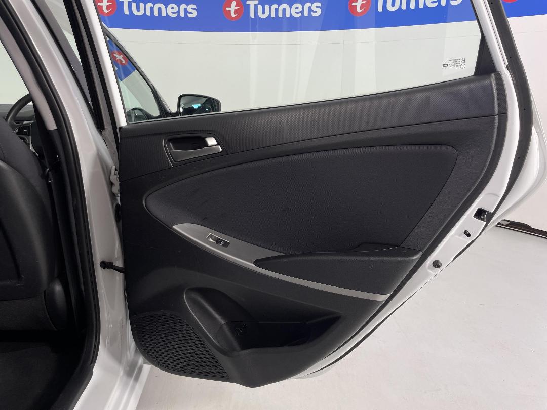 Photo '19' of Hyundai Accent Photo '19' of Hyundai Accent