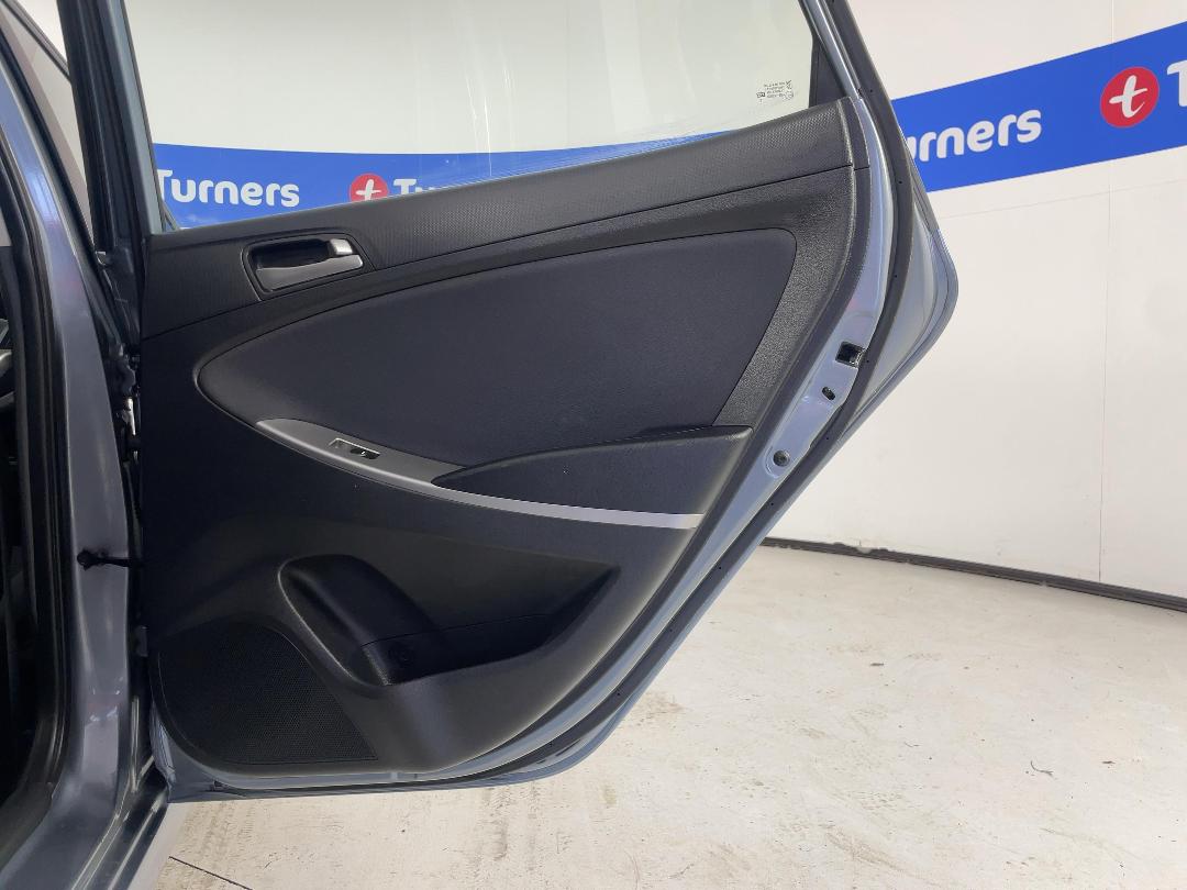 Photo '19' of Hyundai Accent