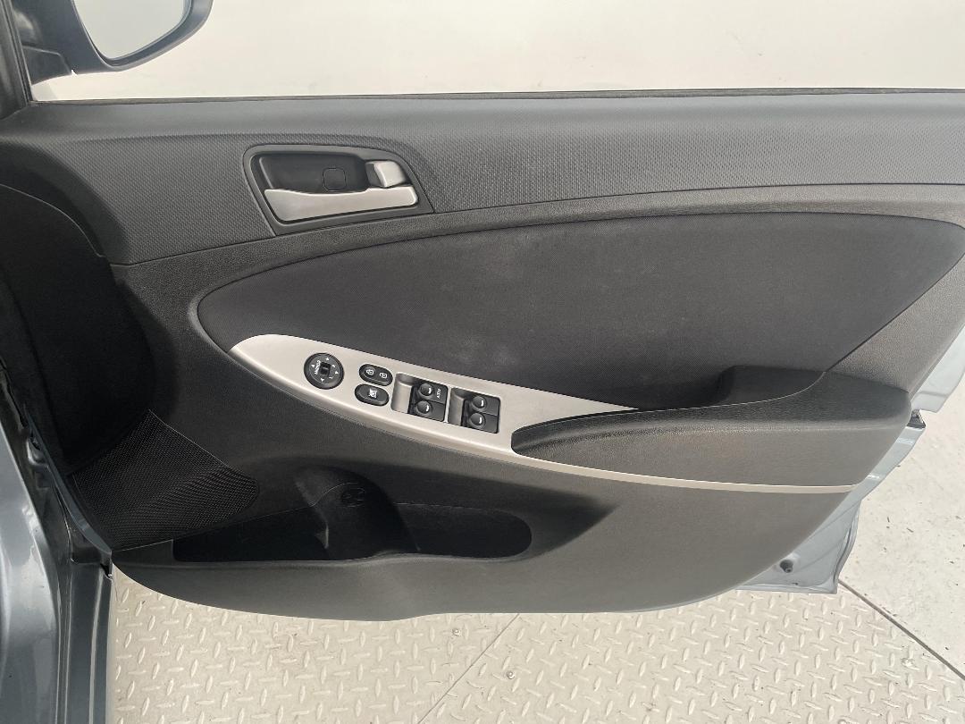 Photo '15' of Hyundai Accent Photo '15' of Hyundai Accent