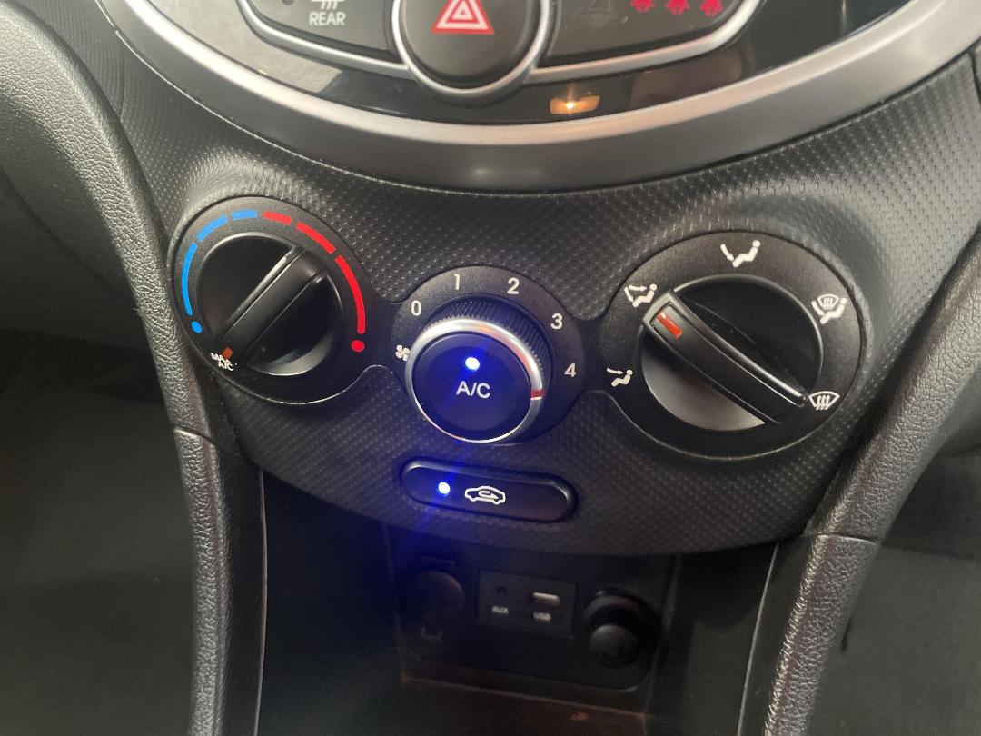 Photo '29' of Hyundai Accent Photo '29' of Hyundai Accent