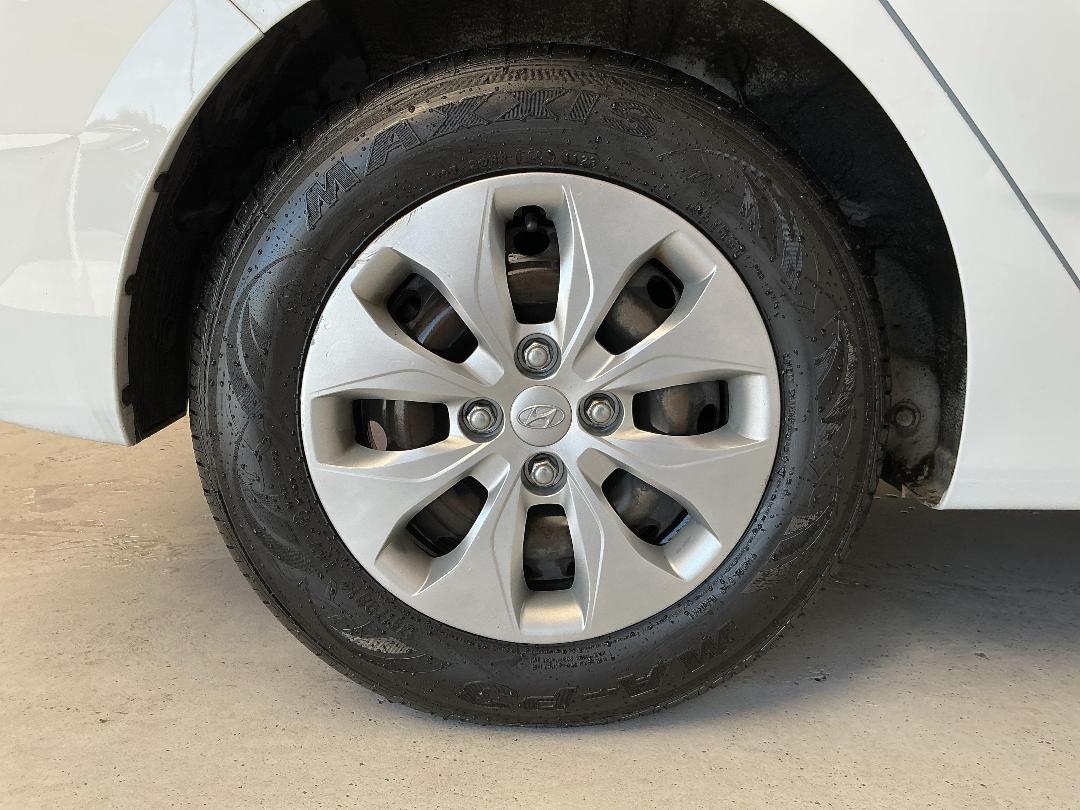 Photo '12' of Hyundai Accent Photo '12' of Hyundai Accent