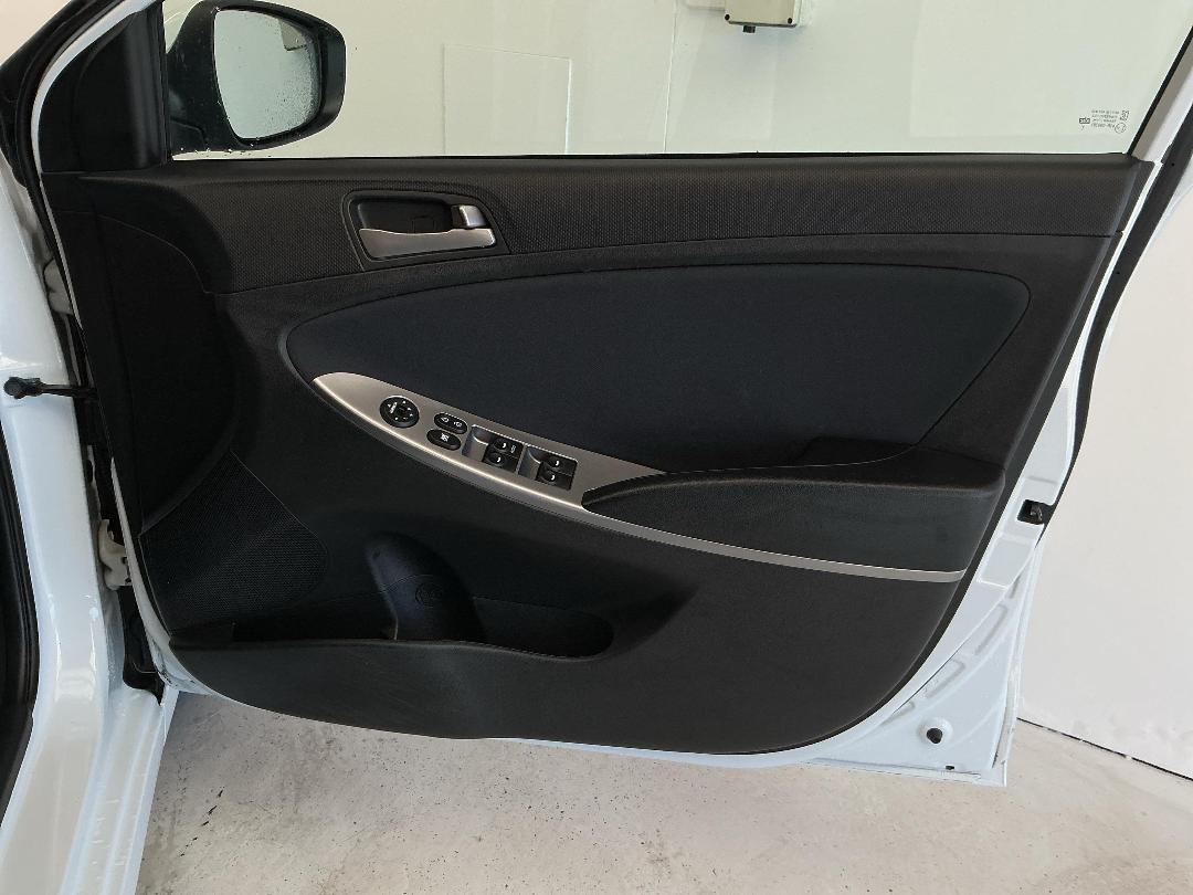 Photo '15' of Hyundai Accent Photo '15' of Hyundai Accent