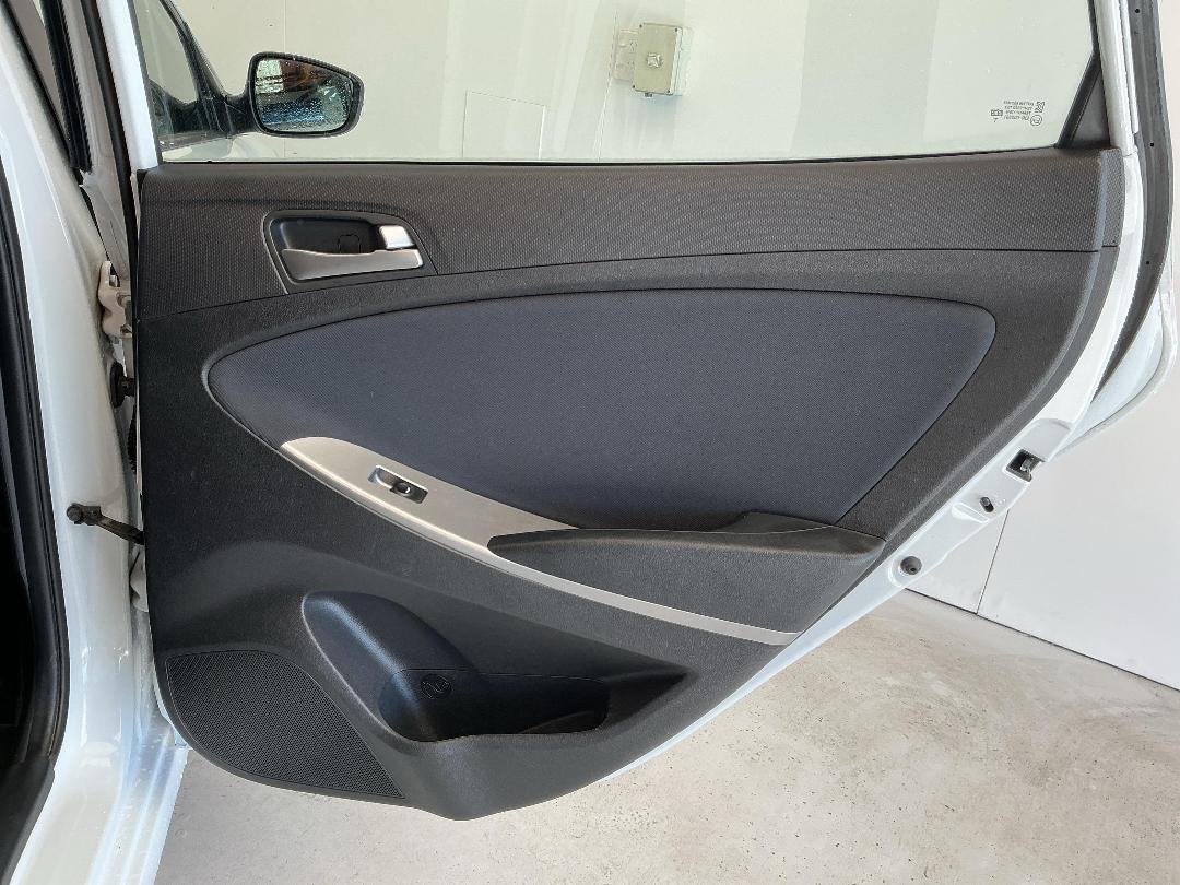 Photo '19' of Hyundai Accent Photo '19' of Hyundai Accent