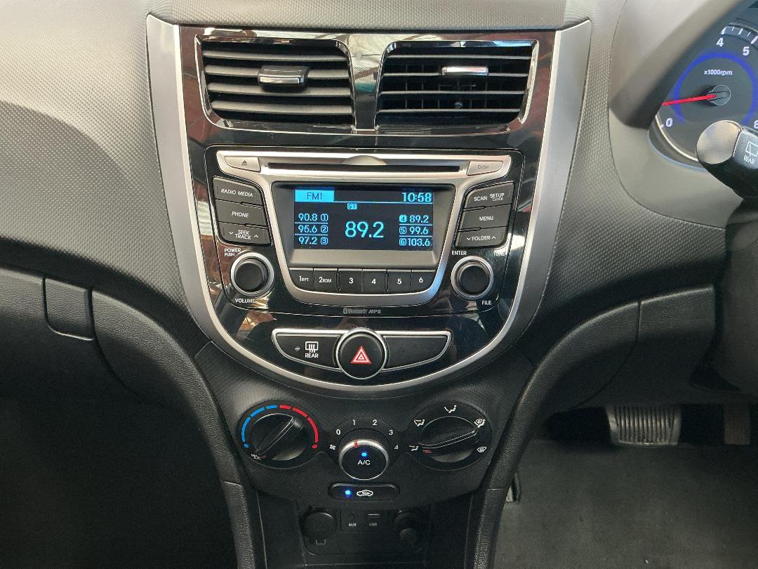 Photo '18' of Hyundai Accent Photo '18' of Hyundai Accent