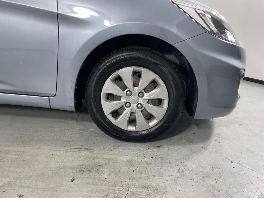 Photo '9' of Hyundai Accent Photo '9' of Hyundai Accent