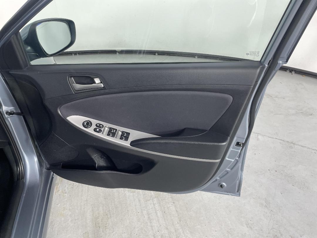 Photo '15' of Hyundai Accent Photo '15' of Hyundai Accent