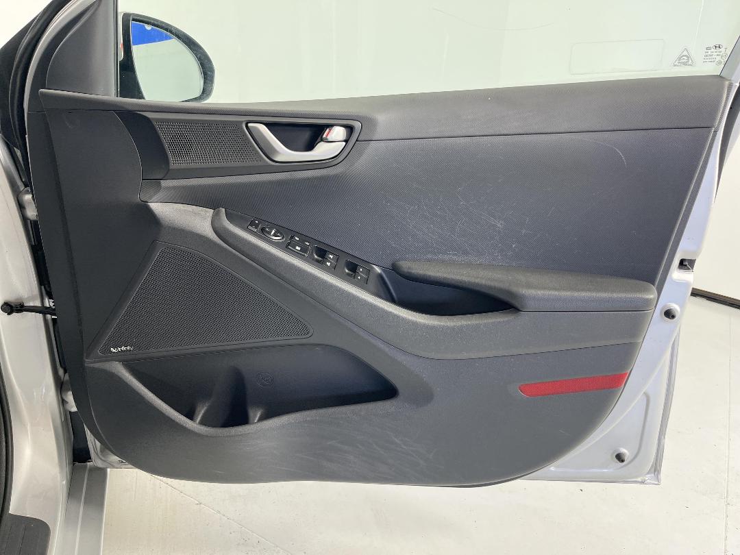 Photo '15' of Hyundai Ioniq Photo '15' of Hyundai Ioniq