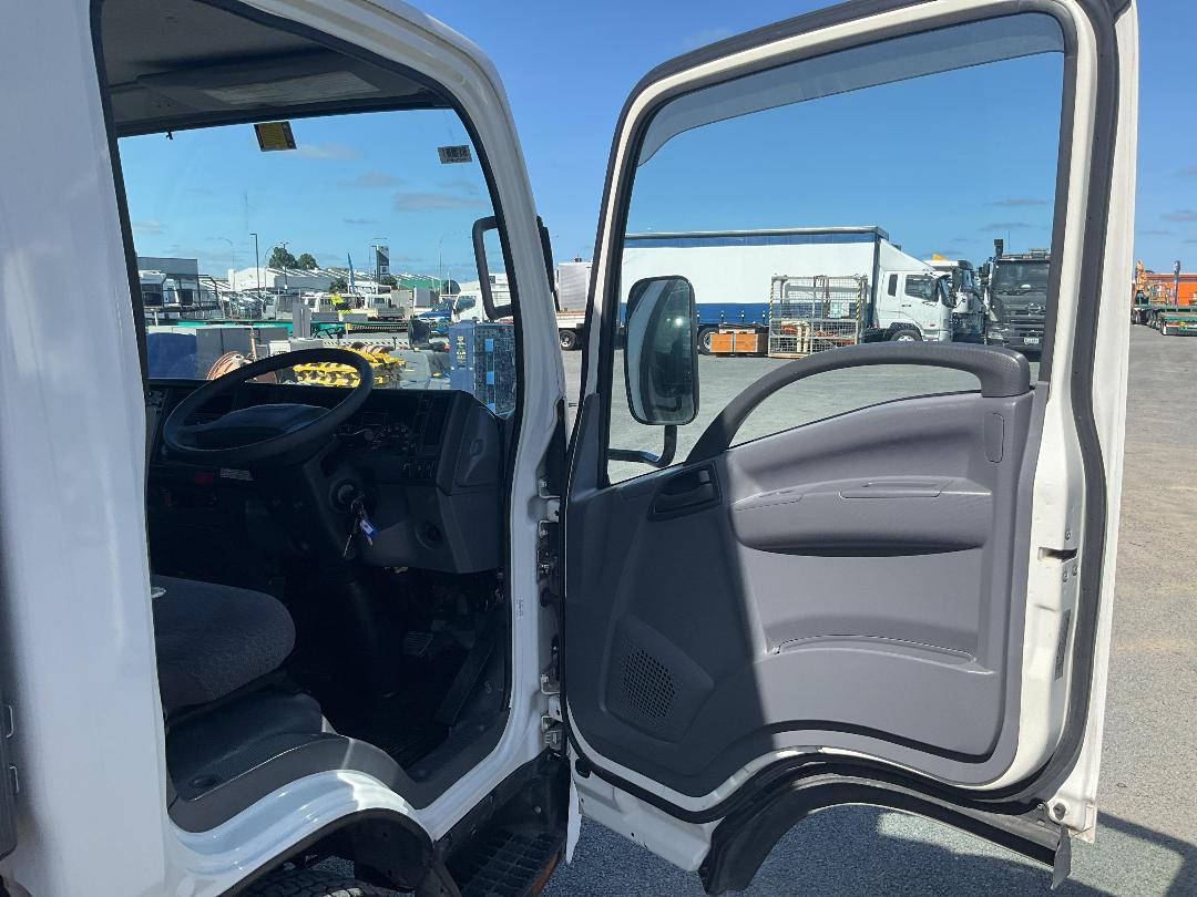 Photo '11' of Isuzu ELF Chiller Photo '11' of Isuzu ELF Chiller