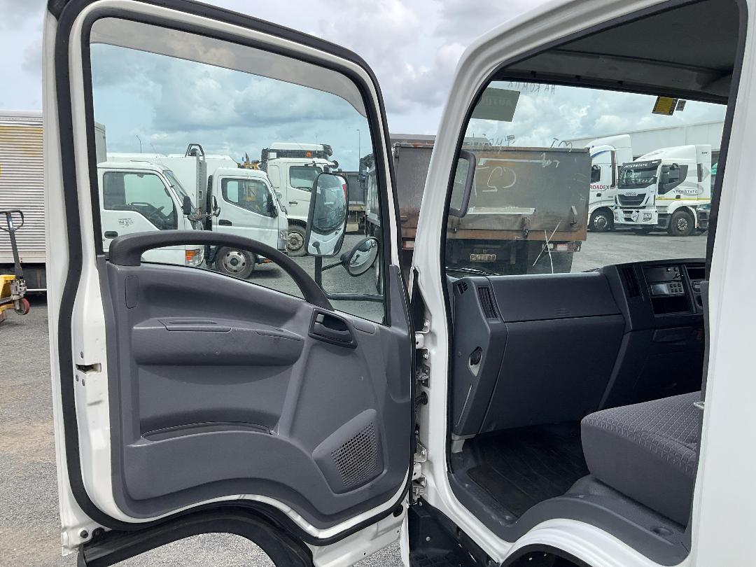 Photo '20' of Isuzu ELF Chiller Photo '20' of Isuzu ELF Chiller