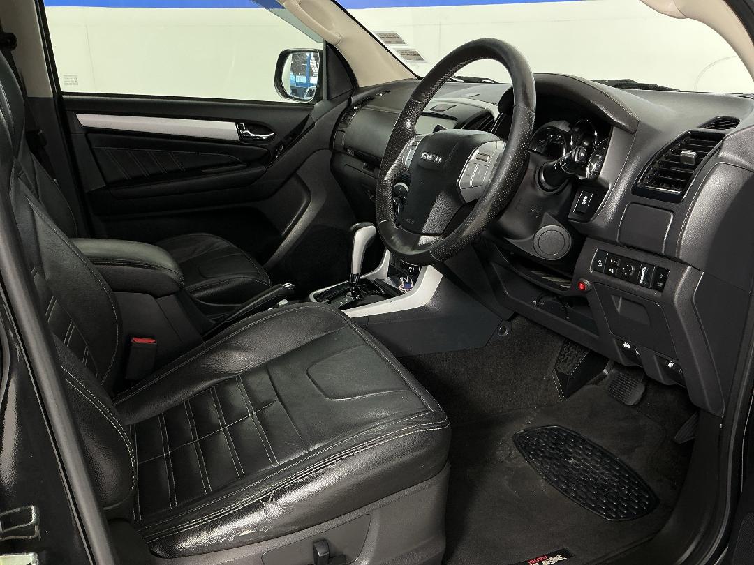 Photo '16' of Isuzu MU-X