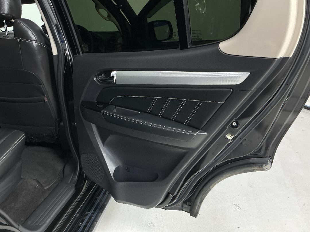 Photo '19' of Isuzu MU-X