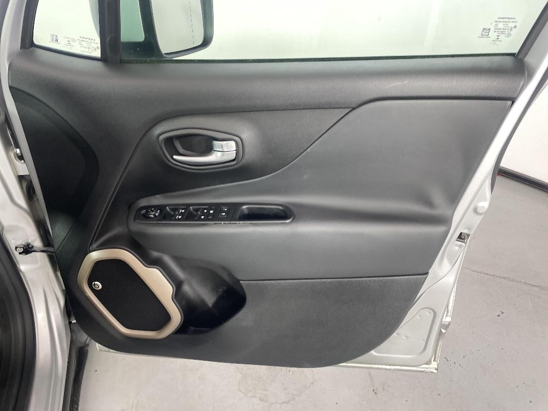 Photo '15' of Jeep Renegade