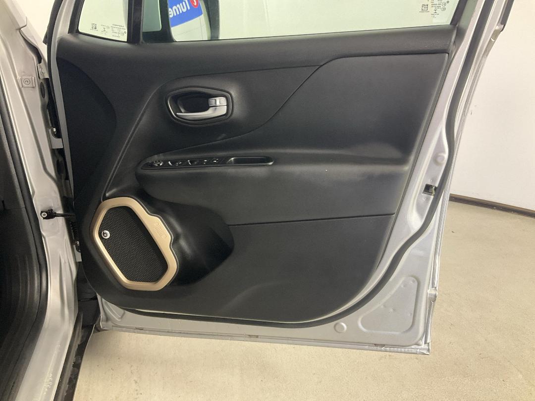 Photo '15' of Jeep Renegade Photo '15' of Jeep Renegade