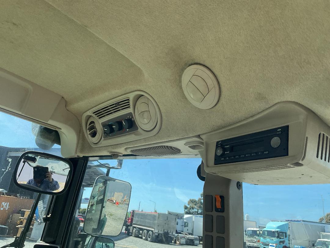 Photo '25' of John Deere 5100R Tractor