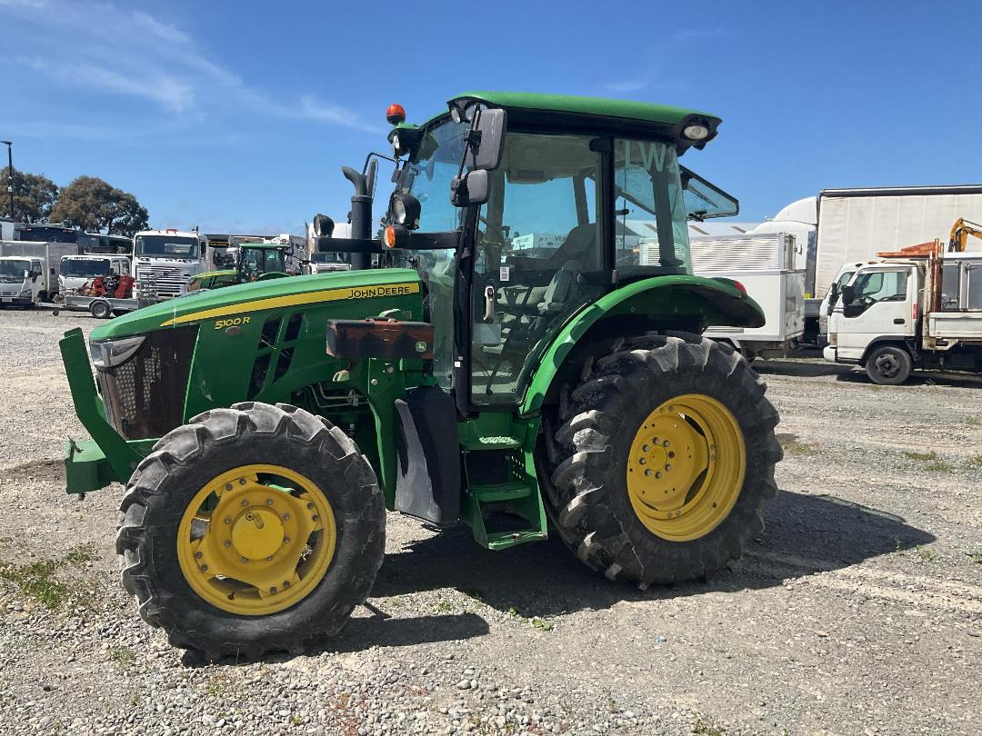 Photo '9' of JOHN DEERE 5100R Tractor