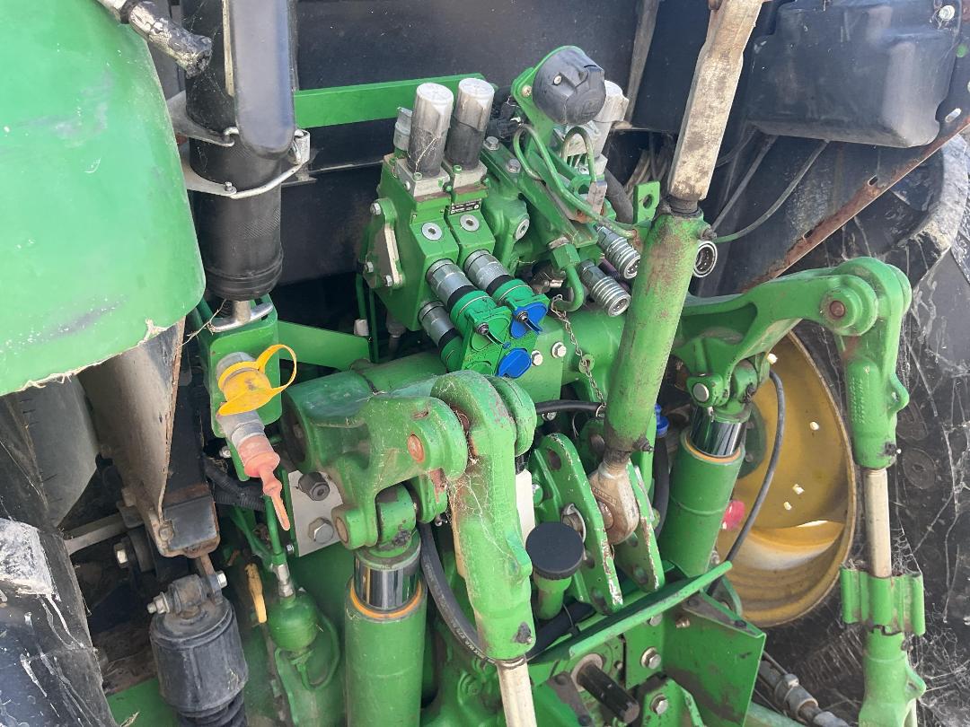 Photo '18' of JOHN DEERE 5100R Tractor