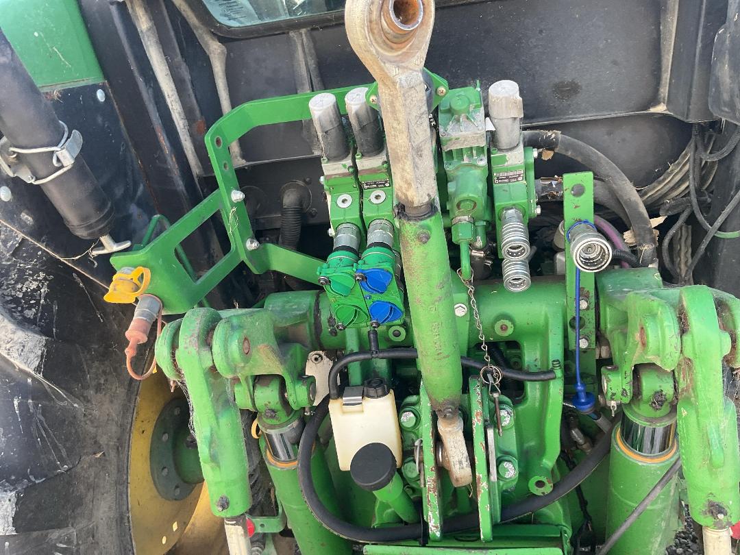 Photo '17' of JOHN DEERE 5100R Tractor