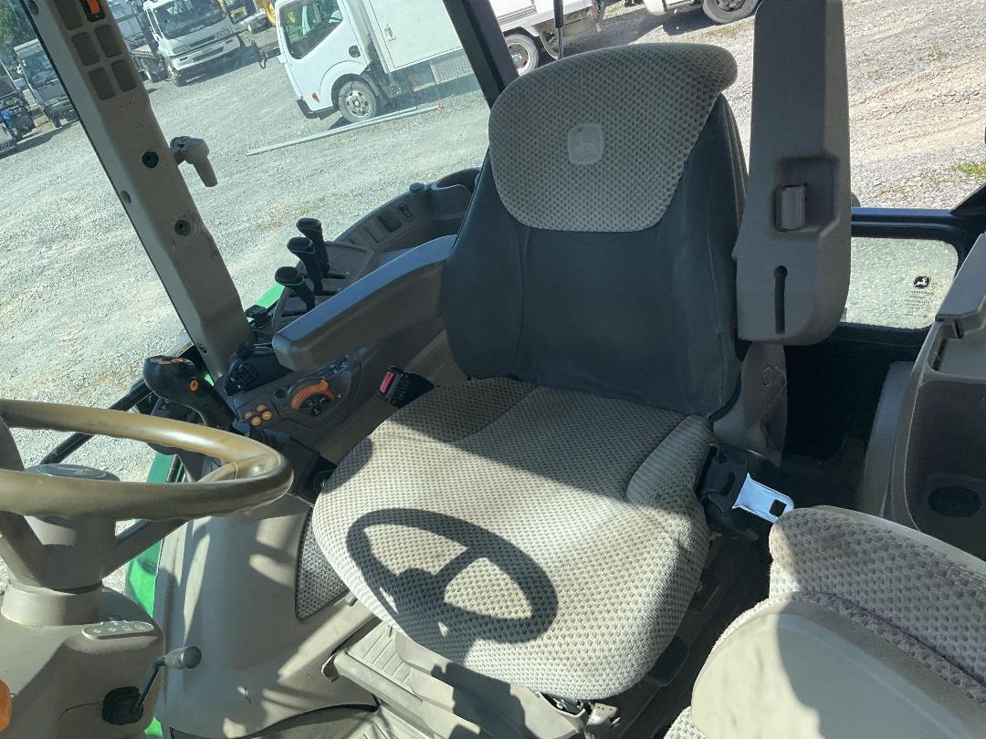 Photo '30' of JOHN DEERE 5100R Tractor