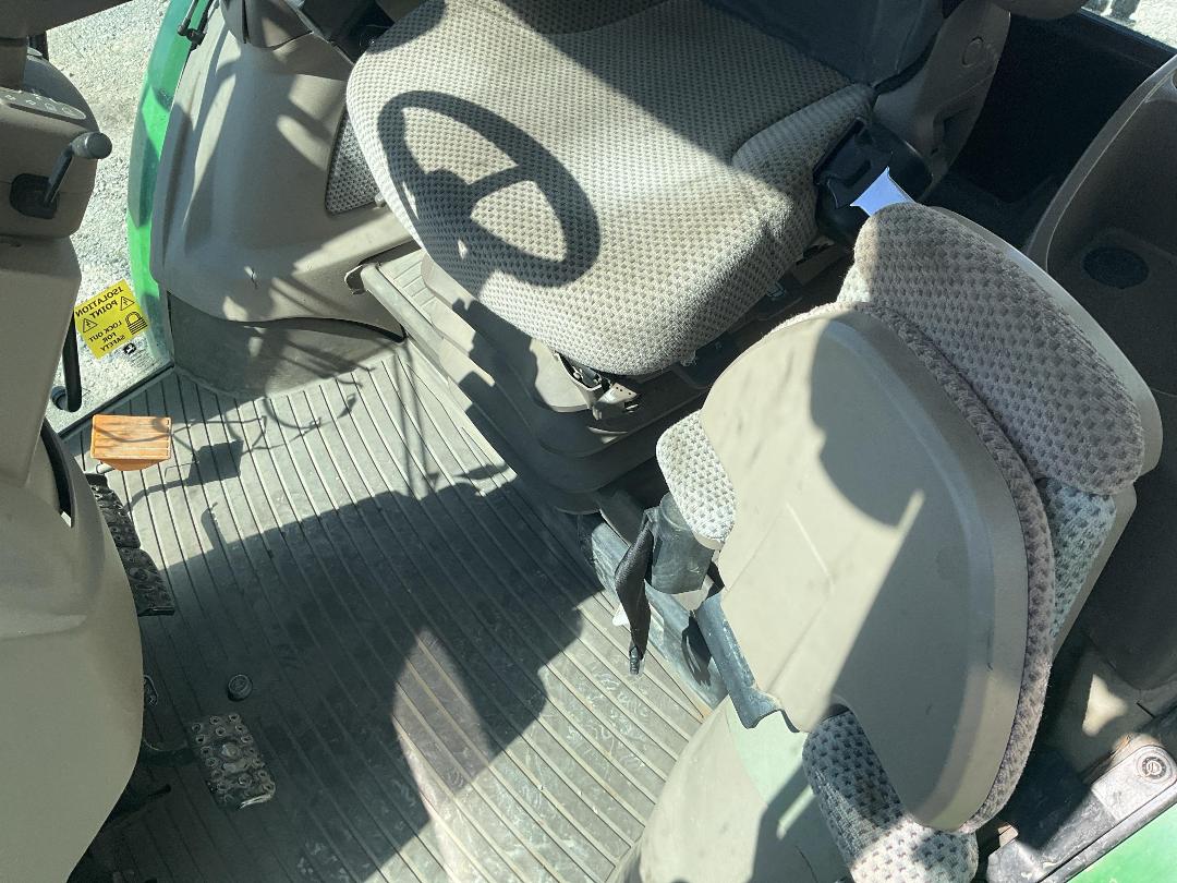 Photo '31' of JOHN DEERE 5100R Tractor