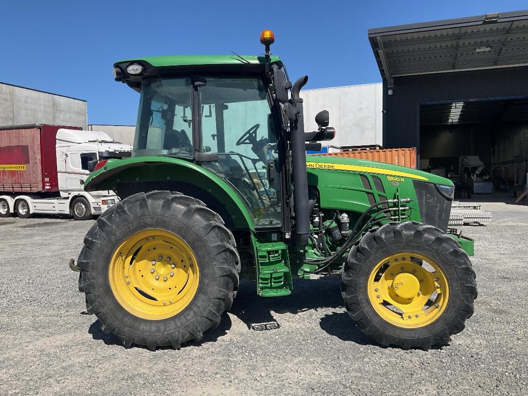 Photo '3' of JOHN DEERE 5100R Tractor