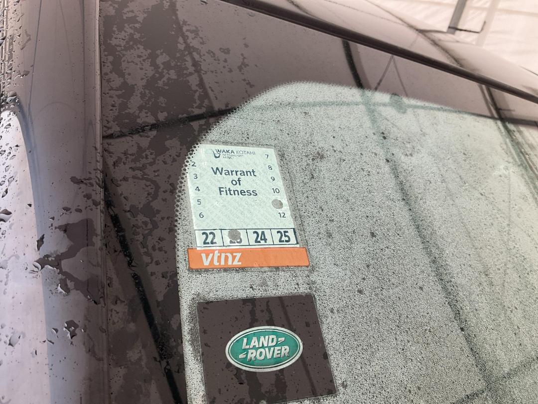 Damaged Land Rover Discovery TD6 HSE 2018 in Wellington Seaview at