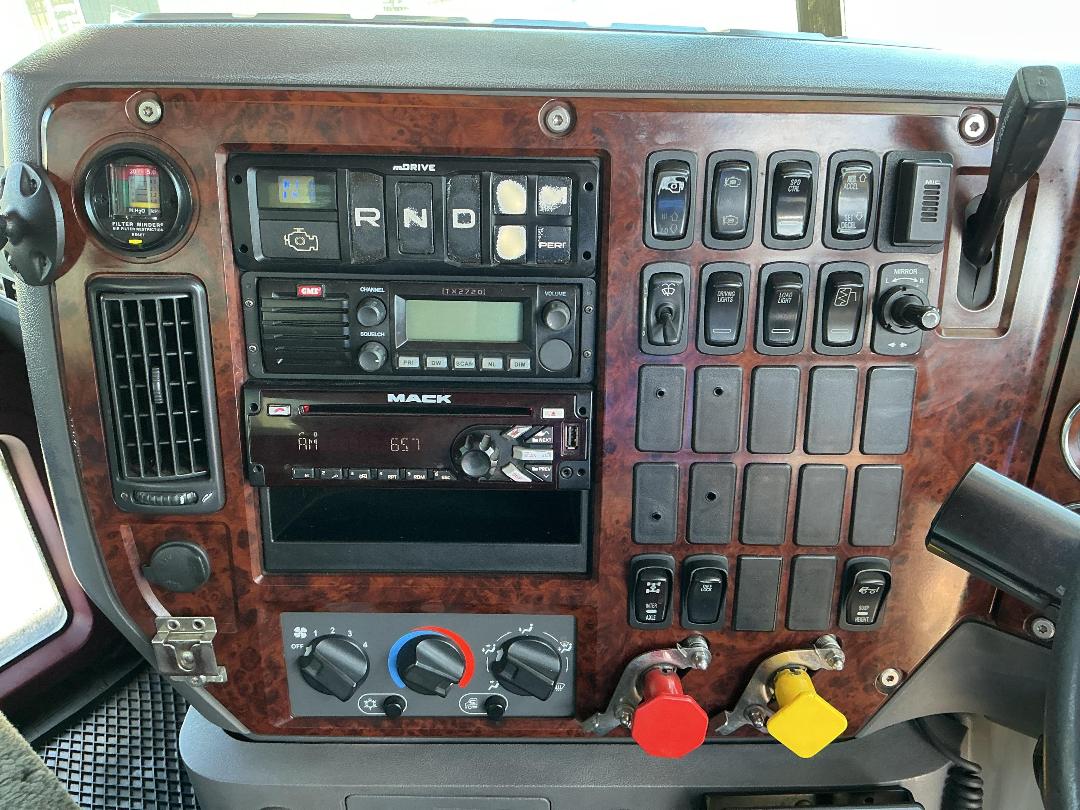 Photo '12' of Mack TRIDENT Logger