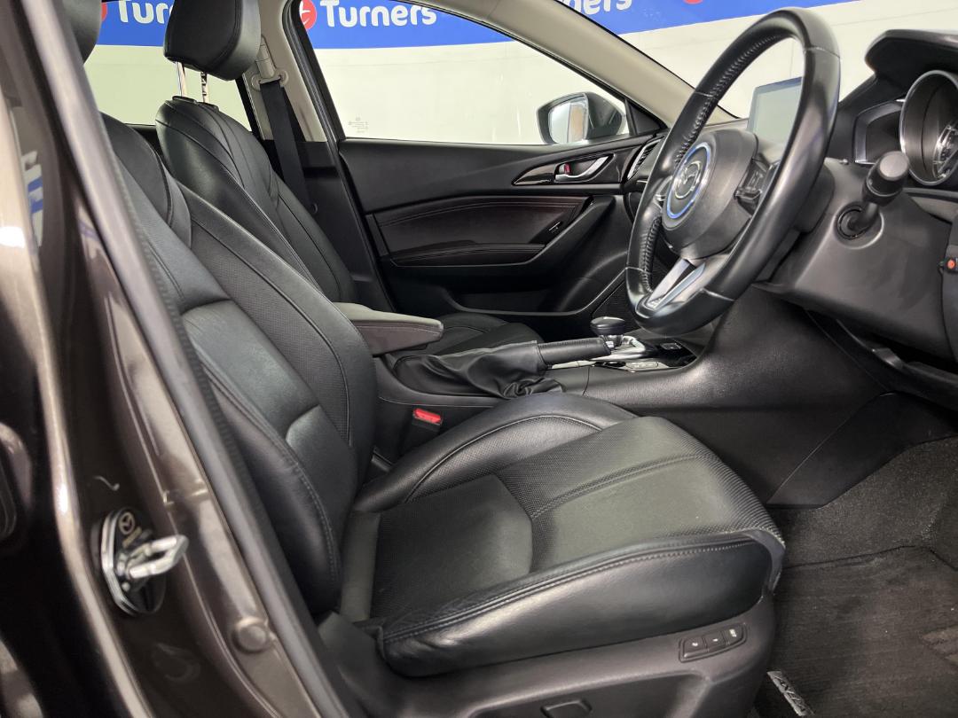 Photo '16' of Mazda Axela