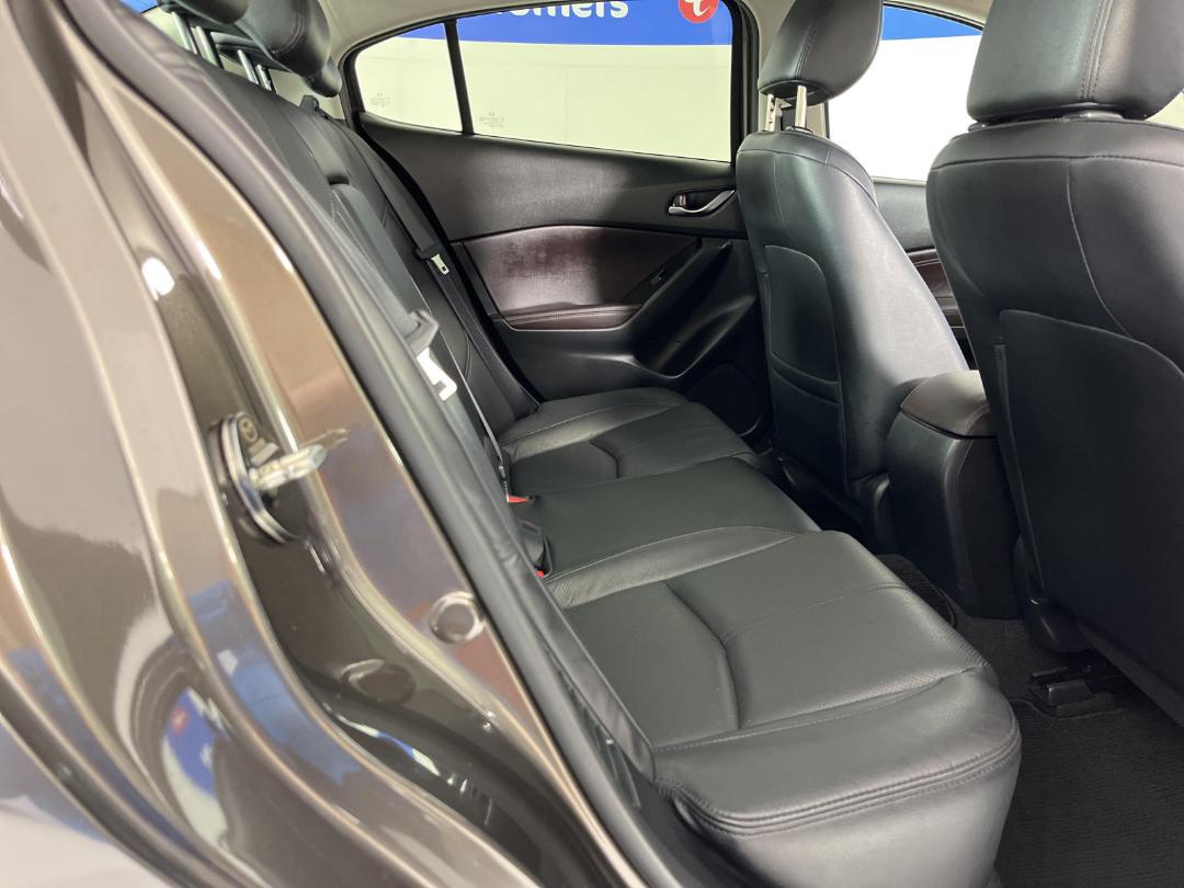 Photo '20' of Mazda Axela