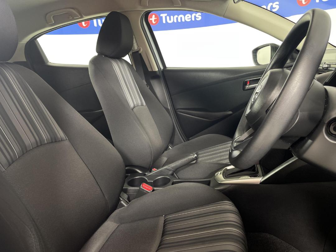 Photo '16' of Mazda Demio Photo '16' of Mazda Demio