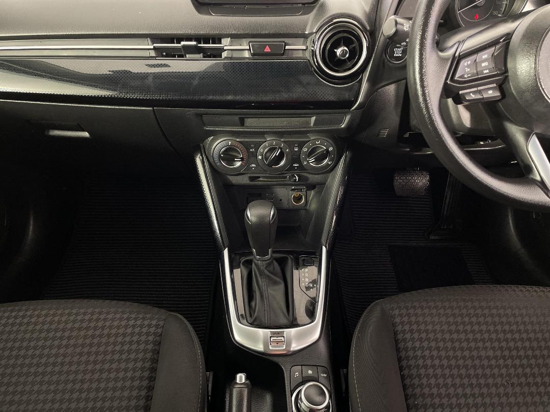 Photo '18' of Mazda Demio