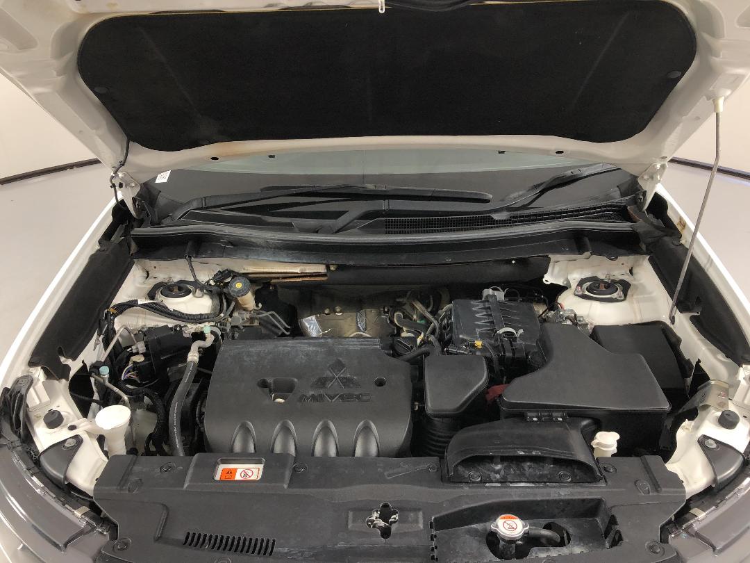 Photo '13' of Mitsubishi Outlander