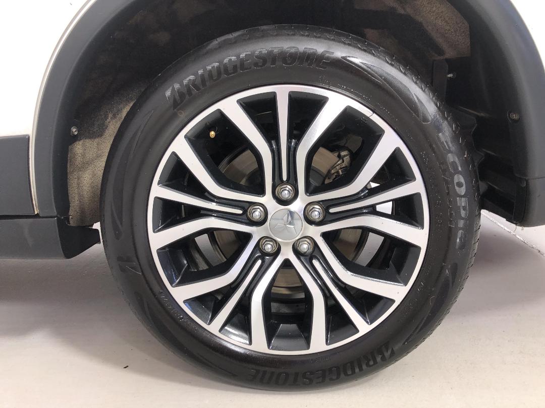 Photo '11' of Mitsubishi Outlander