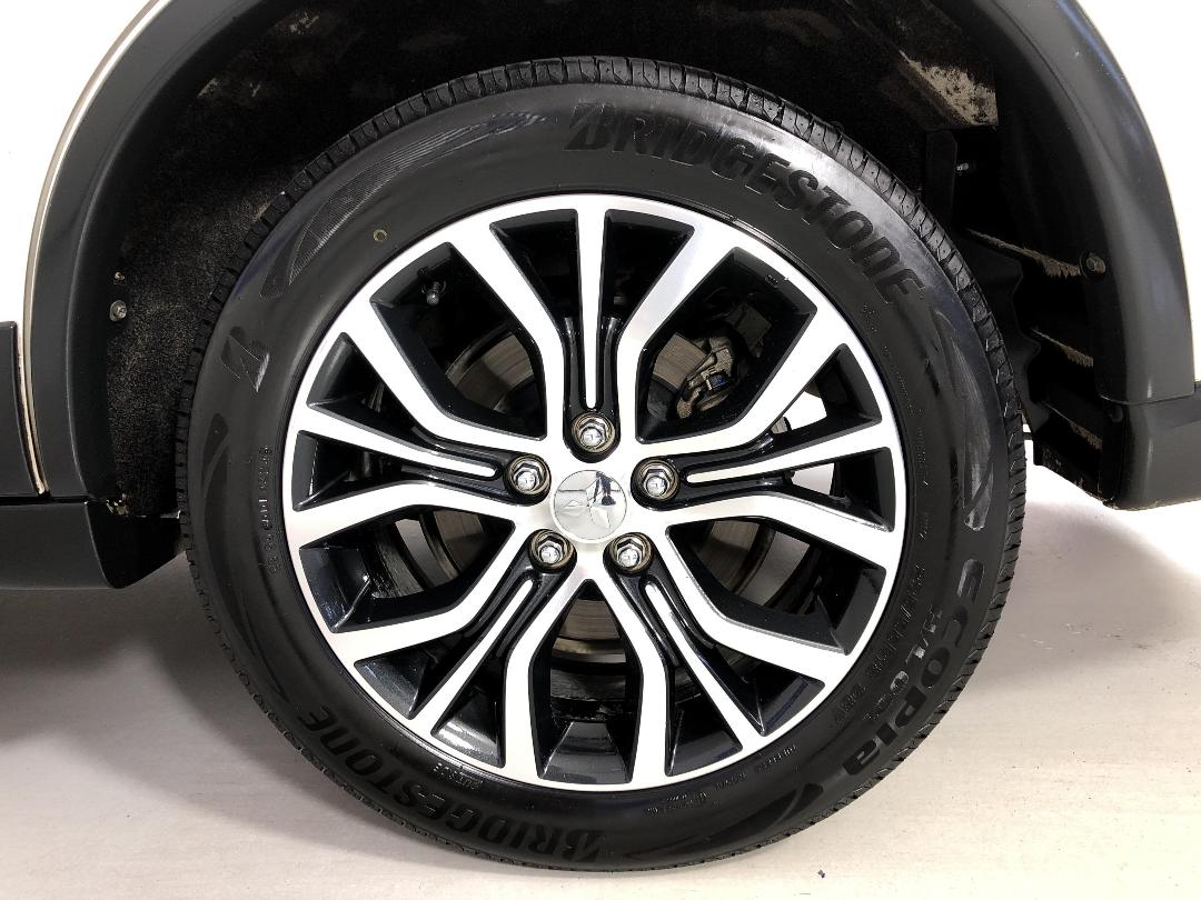 Photo '11' of Mitsubishi Outlander