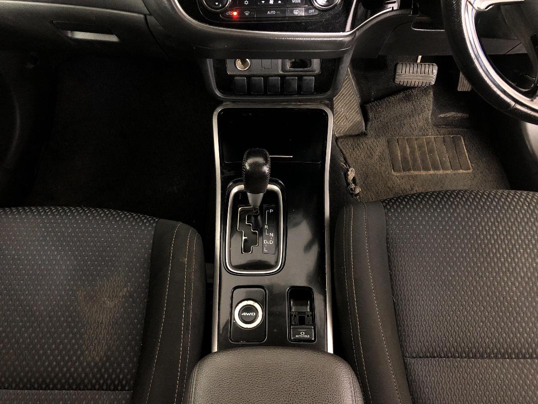 Photo '18' of Mitsubishi Outlander