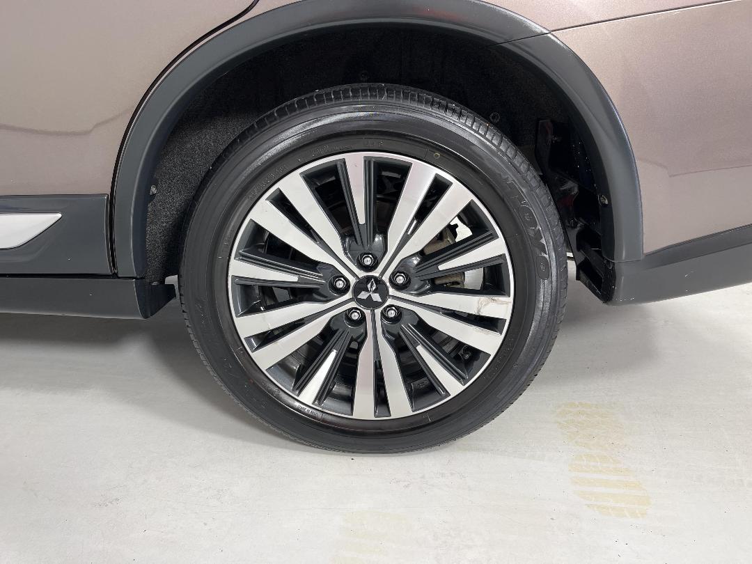 Photo '11' of Mitsubishi Outlander