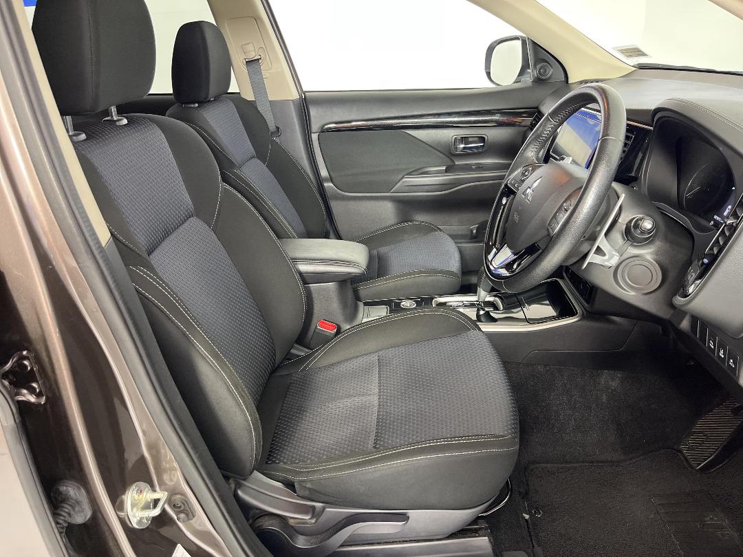 Photo '16' of Mitsubishi Outlander