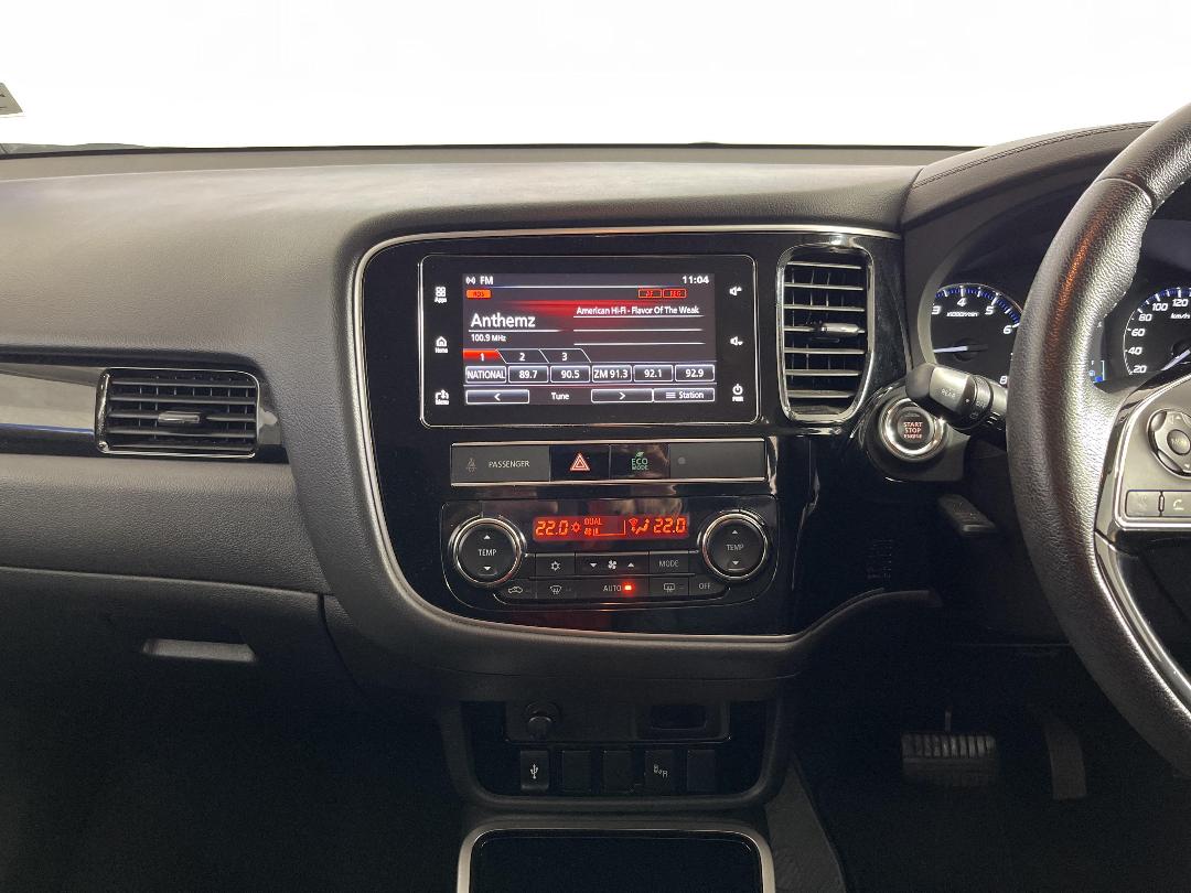 Photo '18' of Mitsubishi Outlander